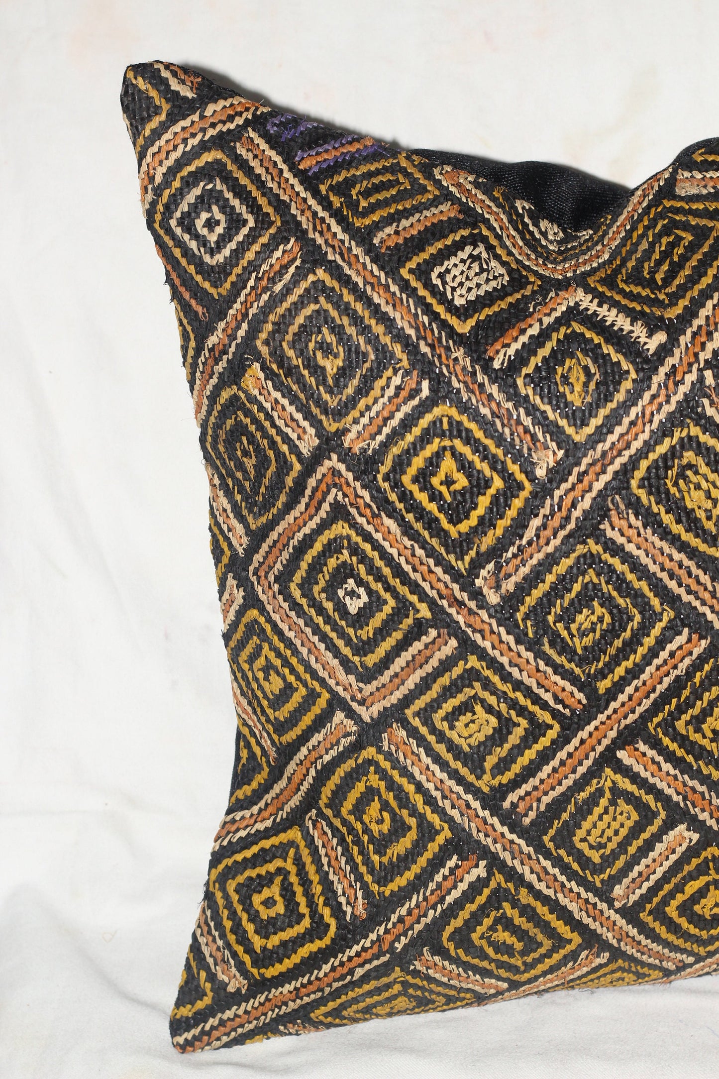 Taie d'oreiller authentique en tissu Kuba Showa 19"×18". Housse de coussin en raphia congolais noir, jaune et marron. Cadeaux d'art africain Décoration de maison/bureau
