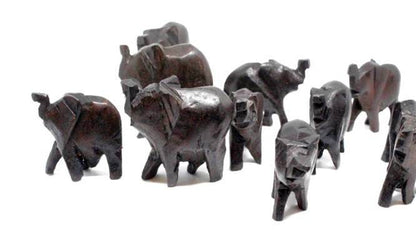 Familie aus 12 Mini-Elefanten. Geschnitzte Ebenholz-Dekor-Ornamente. Dunkelbraun/schwarz handgeschnitztes afrikanisches Kunstdekor. Safari-Geschenke Expressversand