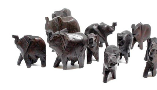 Familie aus 12 Mini-Elefanten. Geschnitzte Ebenholz-Dekor-Ornamente. Dunkelbraun/schwarz handgeschnitztes afrikanisches Kunstdekor. Safari-Geschenke Expressversand