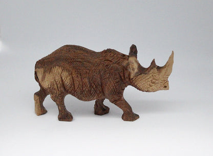 2 x Nashornskulptur aus geschnitztem Eisenholz, poliertes dunkelbraunes afrikanisches Innendekor. Handgefertigte Tierfiguren. Tischdeko, Safari-Tierkunst