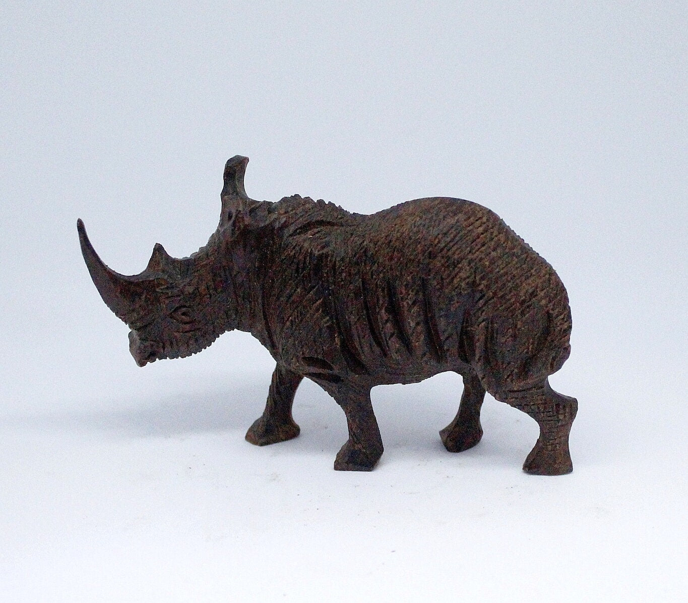 2 x Nashornskulptur aus geschnitztem Eisenholz, poliertes dunkelbraunes afrikanisches Innendekor. Handgefertigte Tierfiguren. Tischdeko, Safari-Tierkunst