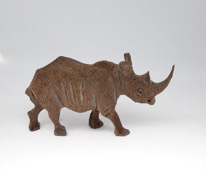2 x Nashornskulptur aus geschnitztem Eisenholz, poliertes dunkelbraunes afrikanisches Innendekor. Handgefertigte Tierfiguren. Tischdeko, Safari-Tierkunst