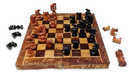 Échiquier africain Big Five Animals Art. Plateau de jeu sculpté à la main en bois d'ébène et de rose. Cadeaux d'anniversaire carrés marron. Livraison DHL express