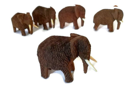 Troupeau de 5 éléphants en bois sculptés Dolf/Mukwa/Kiaat. Ensemble africain en teck de Safari Gentle Giants. Mini figurines en bois / Sculptures art déco