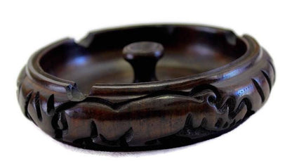 Handgeschnitzter Aschenbecher aus Ebenholz. Schnitzerei der großen fünf Tiere um den runden Aschenbecher aus Holz. Tobacciana, afrikanische Handarbeit, Sammlerstücke, Geschenke, Kunst