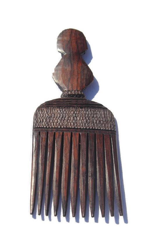 Geschnitzter Afrokamm aus Ebenholz. Handgeschnitzter dekorativer Haarschmuck aus Holz. Braune Kämme mit afrikanischem Motiv. Weltweiter Versand,