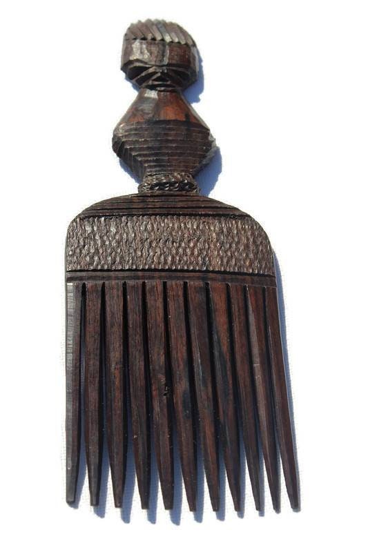 Geschnitzter Afrokamm aus Ebenholz. Handgeschnitzter dekorativer Haarschmuck aus Holz. Braune Kämme mit afrikanischem Motiv. Weltweiter Versand,
