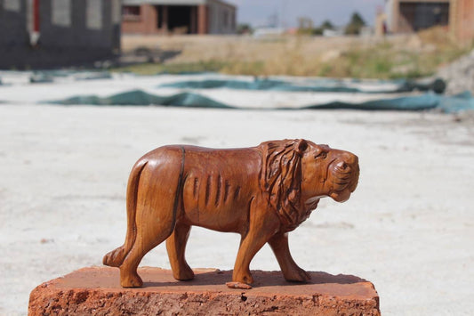Sculpture de lion en bois d'olivier dur. Figurines d'animaux en bois sculptées à la main. Sculptures africaines uniques faites à la main. Cadeaux de Noël Décoration d'intérieur Art