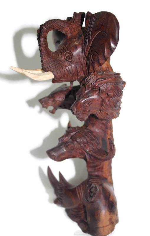 Têtes de Big Five sculptées en bois de fer réalistes. Tronc relevé Têtes d'éléphant, de lion, de guépard, de buffle et de rhinocéros sur une pièce en bois dur magnifiquement conçue.