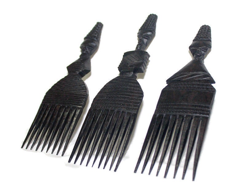 Geschnitzter Afrokamm aus Ebenholz. Handgeschnitzter dekorativer Haarschmuck aus Holz. Braune Kämme mit afrikanischem Motiv. Weltweiter Versand,