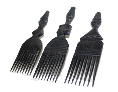 Geschnitzter Afrokamm aus Ebenholz. Handgeschnitzter dekorativer Haarschmuck aus Holz. Braune Kämme mit afrikanischem Motiv. Weltweiter Versand,