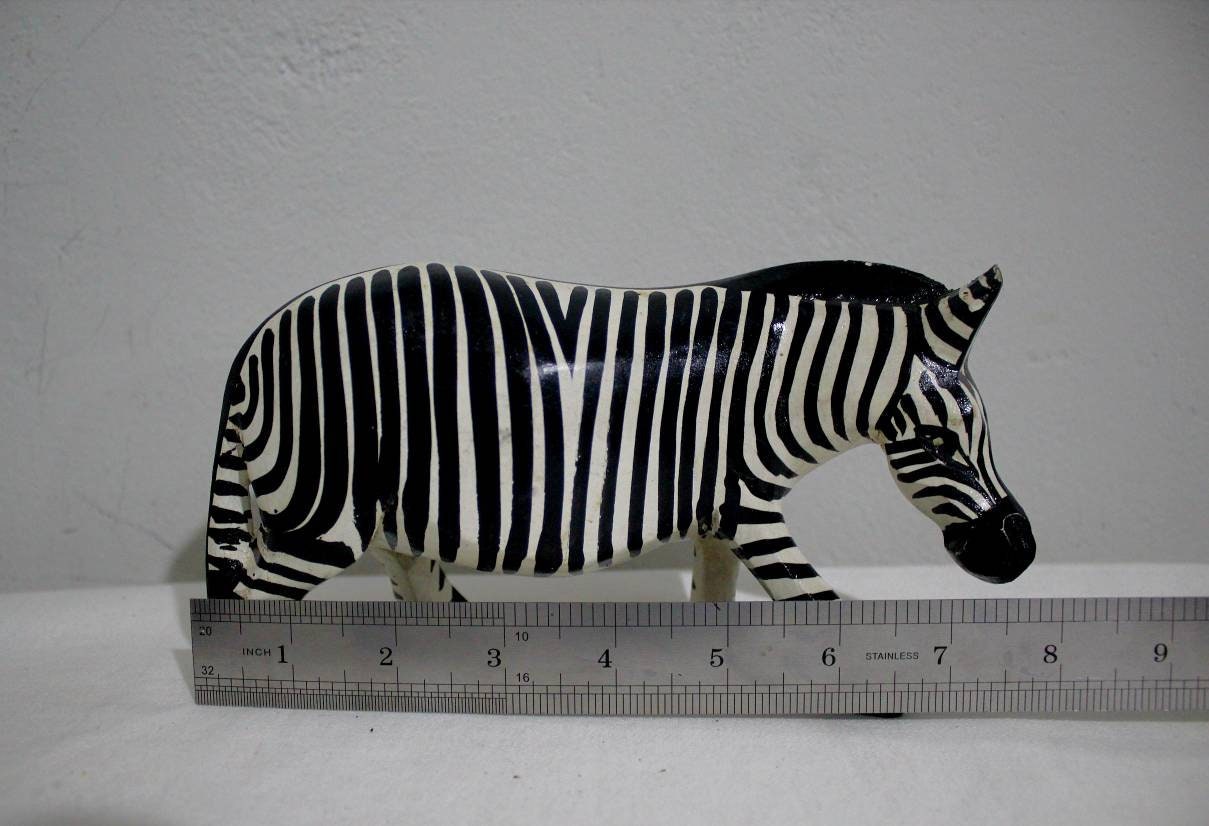 Schwarz-weiße geschnitzte Zebrafiguren aus Olivenholz. Lebensecht bemalte afrikanische Tier-Kunstskulpturen. Geburtstags-/Hochzeitsgeschenke, versandfertig