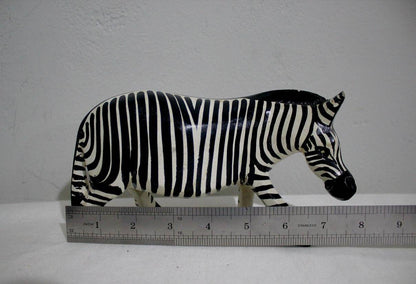 Schwarz-weiße geschnitzte Zebrafiguren aus Olivenholz. Lebensecht bemalte afrikanische Tier-Kunstskulpturen. Geburtstags-/Hochzeitsgeschenke, versandfertig