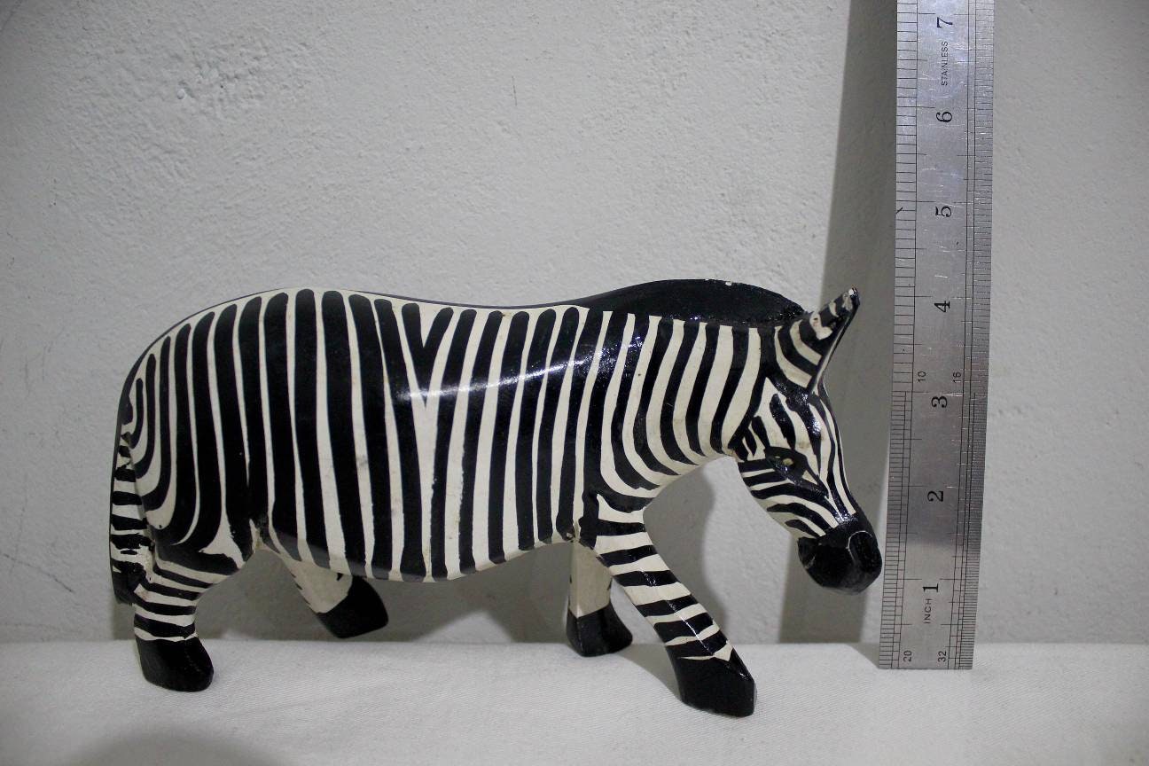 Schwarz-weiße geschnitzte Zebrafiguren aus Olivenholz. Lebensecht bemalte afrikanische Tier-Kunstskulpturen. Geburtstags-/Hochzeitsgeschenke, versandfertig