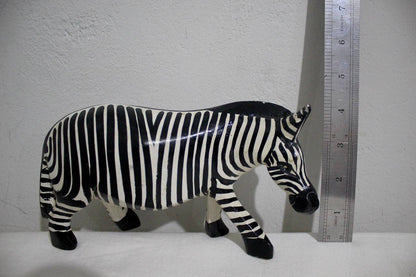 Schwarz-weiße geschnitzte Zebrafiguren aus Olivenholz. Lebensecht bemalte afrikanische Tier-Kunstskulpturen. Geburtstags-/Hochzeitsgeschenke, versandfertig