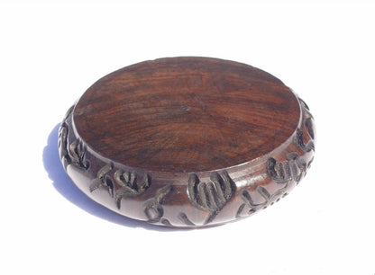Handgeschnitzter Aschenbecher aus Ebenholz. Schnitzerei der großen fünf Tiere um den runden Aschenbecher aus Holz. Tobacciana, afrikanische Handarbeit, Sammlerstücke, Geschenke, Kunst