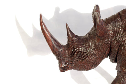 Lebensechte, detailreiche Nashornfigur aus Eisenholz. Handgeschnitzte, laufende Tierkunstskulptur aus rauer Haut. Dekoration für Zuhause und Büro, Expressversand