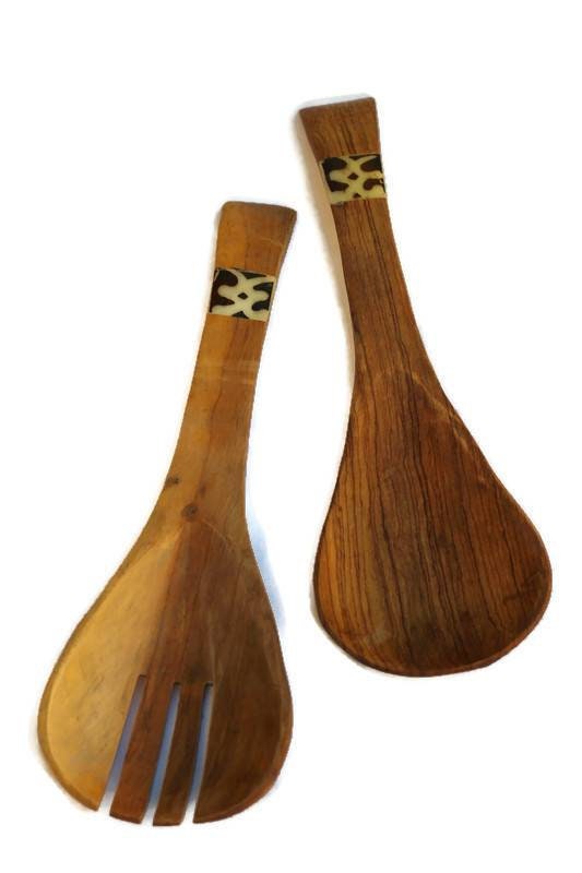 Salatlöffel- und Göffelset aus Olivenholz und kenianischem Batikknochen. Fantastische Küchenutensilien oder afrikanisches Kunstdekor. Weltweiter Expressversand.