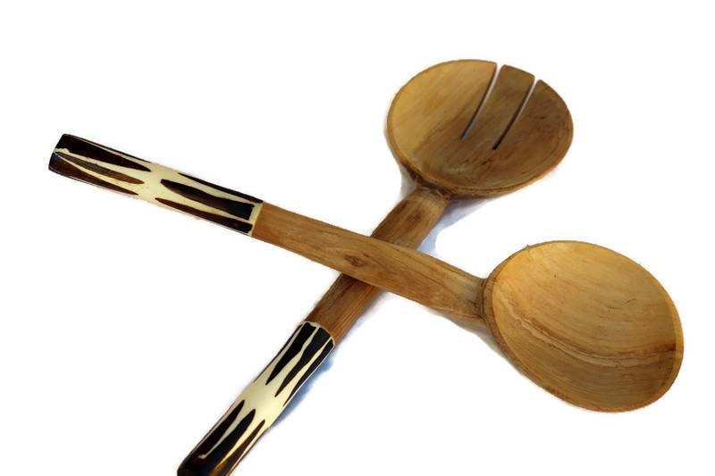 Ensemble de cuillères de service en bois d'olivier et os de batik avec poignées rondes. Décor de cuisine en bois sculpté à la main au Kenya Expédition express dans le monde entier