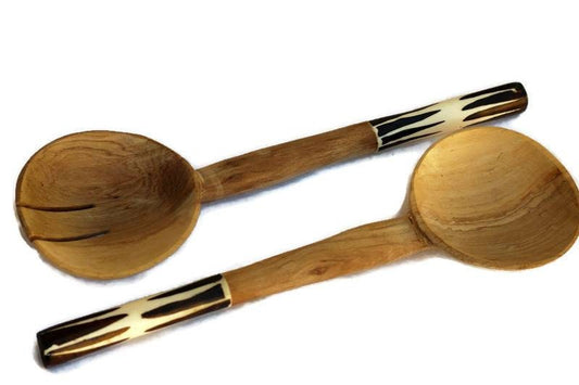 Servierlöffel-Set aus Olivenholz und Batikknochen mit runden Griffen. Kenianisches handgeschnitztes Küchendekor aus Holz. Expressversand weltweit.