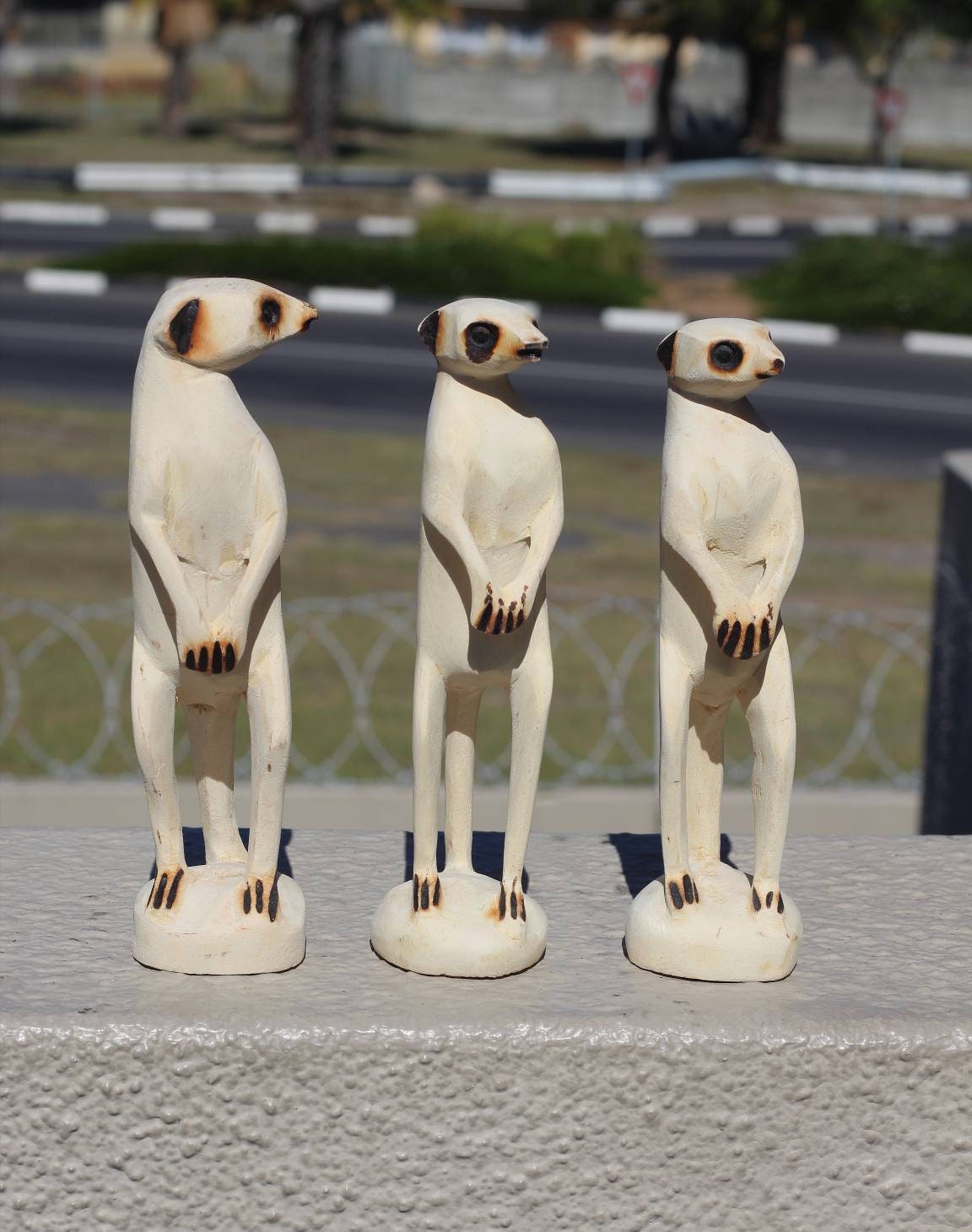 Set mit 3 Erdmännchen-Figuren aus Olivenholz. Handgeschnitztes Mungo/Erdmännchen mit Sockel. Versandfertige Express-Geschenke. Simbabwische Kunst
