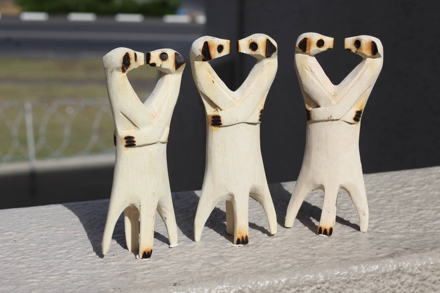 Set mit 3 küssenden handgeschnitzten Erdmännchen aus Olivenholz. Umarmende/verliebte Erdmännchen-Paare. Afrikanische Innendekorationsgeschenke, Expressversand weltweit