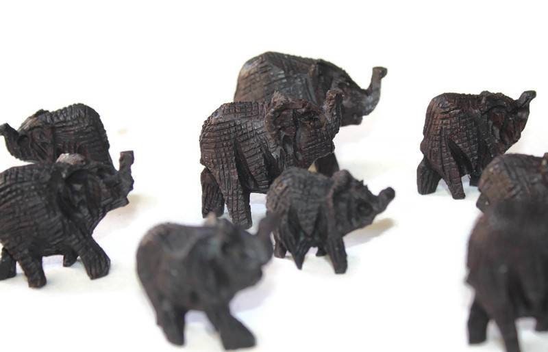 Familie aus 12 Mini-Elefanten. Geschnitzte Ebenholz-Dekor-Ornamente. Dunkelbraun/schwarz handgeschnitztes afrikanisches Kunstdekor. Safari-Geschenke Expressversand