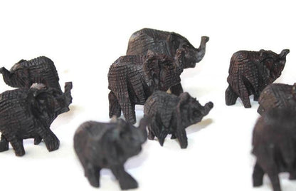 Familie aus 12 Mini-Elefanten. Geschnitzte Ebenholz-Dekor-Ornamente. Dunkelbraun/schwarz handgeschnitztes afrikanisches Kunstdekor. Safari-Geschenke Expressversand