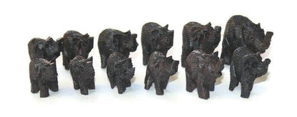 Familie aus 12 Mini-Elefanten. Geschnitzte Ebenholz-Dekor-Ornamente. Dunkelbraun/schwarz handgeschnitztes afrikanisches Kunstdekor. Safari-Geschenke Expressversand