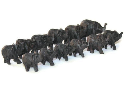 Familie aus 12 Mini-Elefanten. Geschnitzte Ebenholz-Dekor-Ornamente. Dunkelbraun/schwarz handgeschnitztes afrikanisches Kunstdekor. Safari-Geschenke Expressversand
