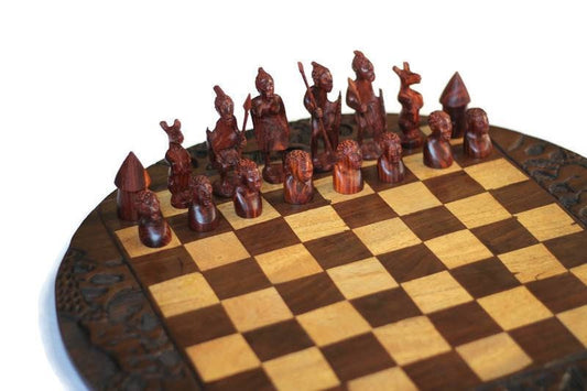 Jeu d'échecs guerriers zoulou sculpté à la main en bois d'ébène, d'olivier et de zèbre. Jeu de société africain de qualité supérieure avec pièces sculptées individuellement. Expédié par Express