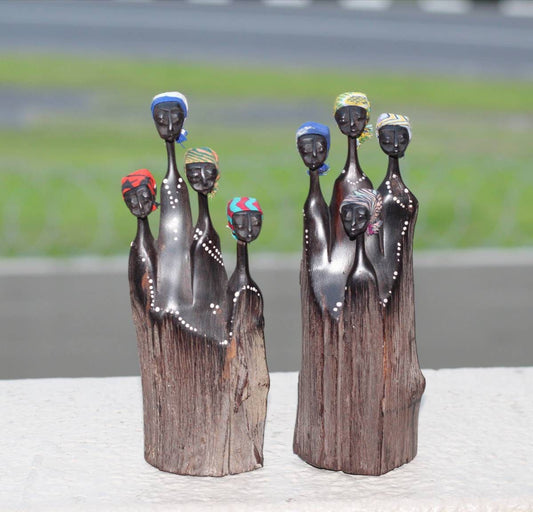 Frauenkunst aus mosambikanischem Ebenholz. Handgeschnitzte Skulpturen für Innendekoration. Dunkelbraune Figuren aus Hartholz. Einweihungsgeschenke aus Südafrika