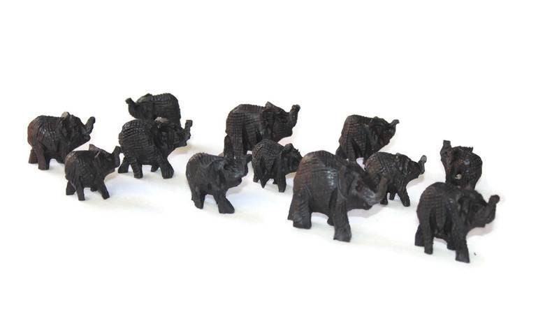 Familie aus 12 Mini-Elefanten. Geschnitzte Ebenholz-Dekor-Ornamente. Dunkelbraun/schwarz handgeschnitztes afrikanisches Kunstdekor. Safari-Geschenke Expressversand