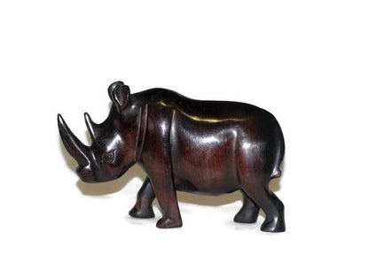 Rhinocéros sculpté à la main en bois d'ébène lisse de Zambie. Cadeaux d'art africain uniques, pour la décoration de la maison et du bureau. Figurines de rhinocéros à longues cornes qui marchent.