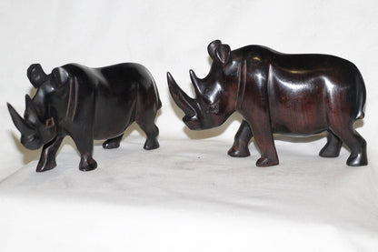 Rhinocéros sculpté à la main en bois d'ébène lisse de Zambie. Cadeaux d'art africain uniques, pour la décoration de la maison et du bureau. Figurines de rhinocéros à longues cornes qui marchent.