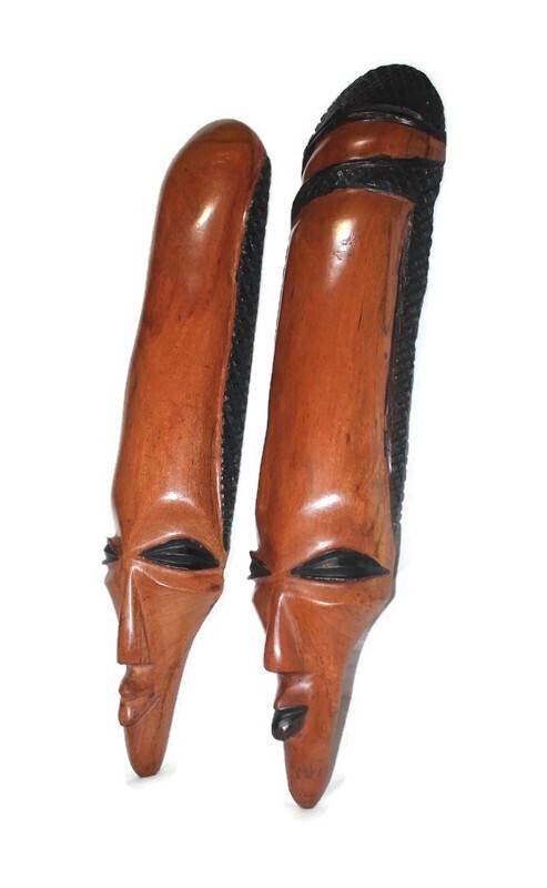 Paire de masques longs en bois de teck sculptés à la main. Décoration intérieure pour homme et femme, tentures murales tribales pour la maison/le bureau. 38 cm de haut, expédition express