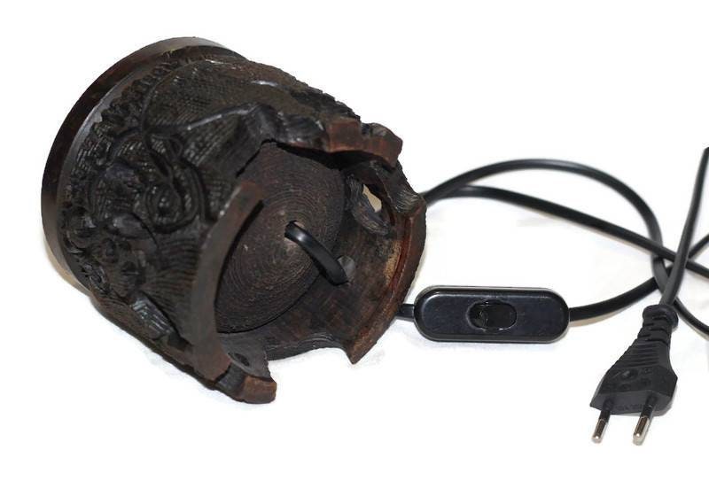 Support de lampe en bois sculpté à la main en forme d'œuf d'autruche. Support en bois d'ébène Big Five. Art sur le thème des animaux sculpté à la main au Malawi. Prêt à expédier des cadeaux express