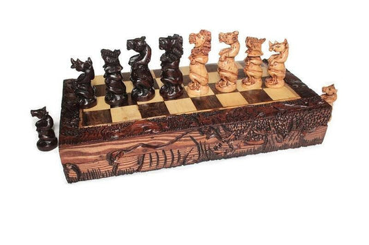 Jeu d'échecs brun foncé à cinq grands animaux africains accroupis. Grand chef-d'œuvre carré pliable sculpté à la main. Cadeaux d'art en bois d'olivier, d'ébène et d'acajou