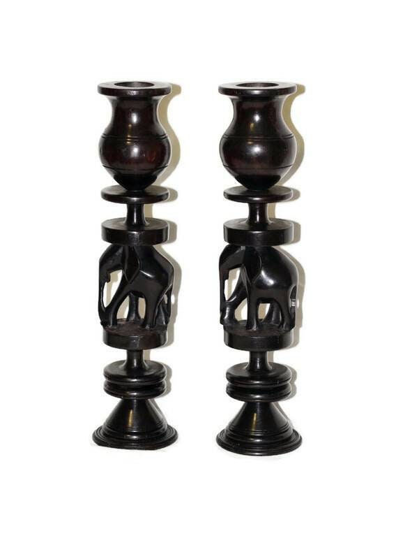 Ensemble de bougeoirs en bois d'ébène sculpté sur le thème de l'éléphant. Ce chef-d'œuvre unique a été fabriqué en Tanzanie. Cadeaux d'art africain Décoration d'intérieur