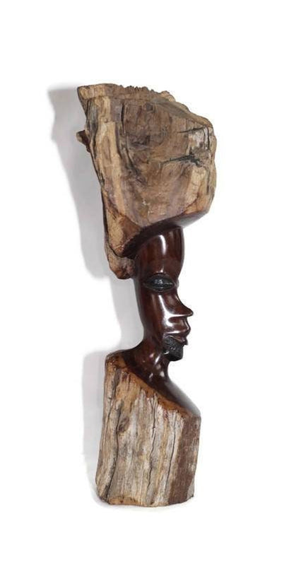 Große Skulptur eines afrikanischen Mannes aus tansanischem Makonde-Ebenholz als Dekoration für Zuhause oder das Büro. Natürliche Holzstruktur und glatt geschnitzte Fläche. Versand per Express