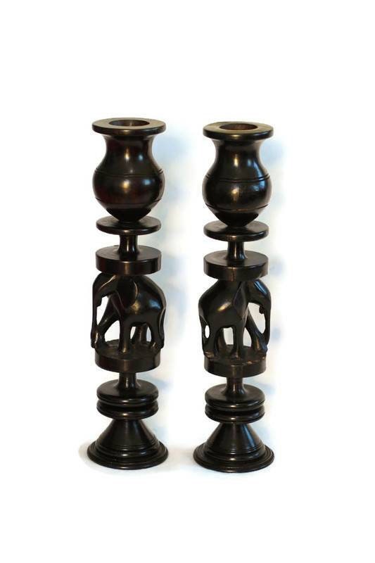 Ensemble de bougeoirs en bois d'ébène sculpté sur le thème de l'éléphant. Ce chef-d'œuvre unique a été fabriqué en Tanzanie. Cadeaux d'art africain Décoration d'intérieur