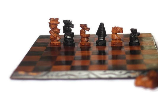 Jeu d'échecs en bois d'ébène et d'acajou sculpté à la main au Malawi. Jeu de société 29x29cm à offrir en cadeau à vos proches. Livraison express dans le monde entier