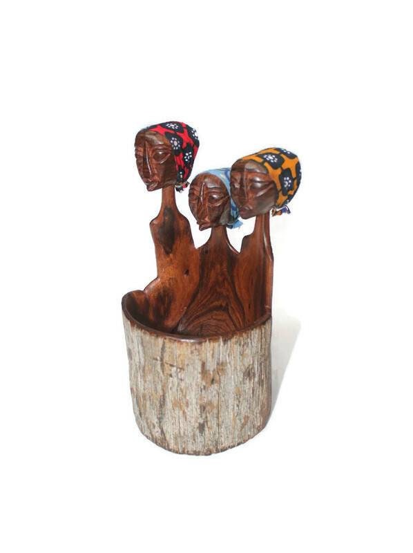 Porte-stylo/crayon en bois de santal pour femmes africaines Mozambique Elle. Organisateur de table pour bureau/maison. Art sculpté à la main, prêt à être expédié en express.