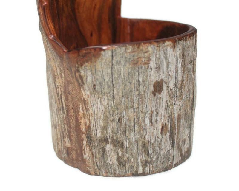 Porte-stylo/crayon en bois de santal pour femmes africaines Mozambique Elle. Organisateur de table pour bureau/maison. Art sculpté à la main, prêt à être expédié en express.