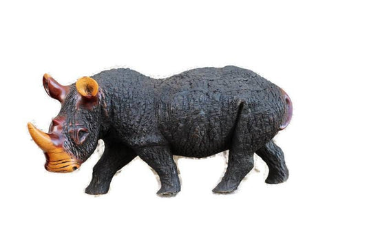 Schöne, wandelnde Nashornfigur, lebensechte Holzskulptur. Große, handgeschnitzte schwarz-braune Dekoration aus Simbabwe für Zuhause oder das Büro. Versand per Express