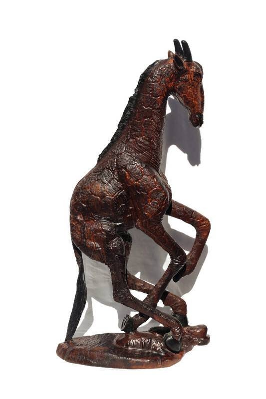 Kunstvolle Action-/Kampffigur einer Giraffe aus Eisen und Holz. Lebensechtes, detailliertes Meisterwerk als Dekoration für Zuhause oder das Büro. Einzigartige Geschenke mit großen afrikanischen Tieren