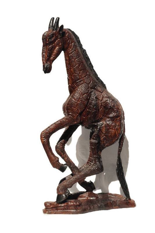Kunstvolle Action-/Kampffigur einer Giraffe aus Eisen und Holz. Lebensechtes, detailliertes Meisterwerk als Dekoration für Zuhause oder das Büro. Einzigartige Geschenke mit großen afrikanischen Tieren