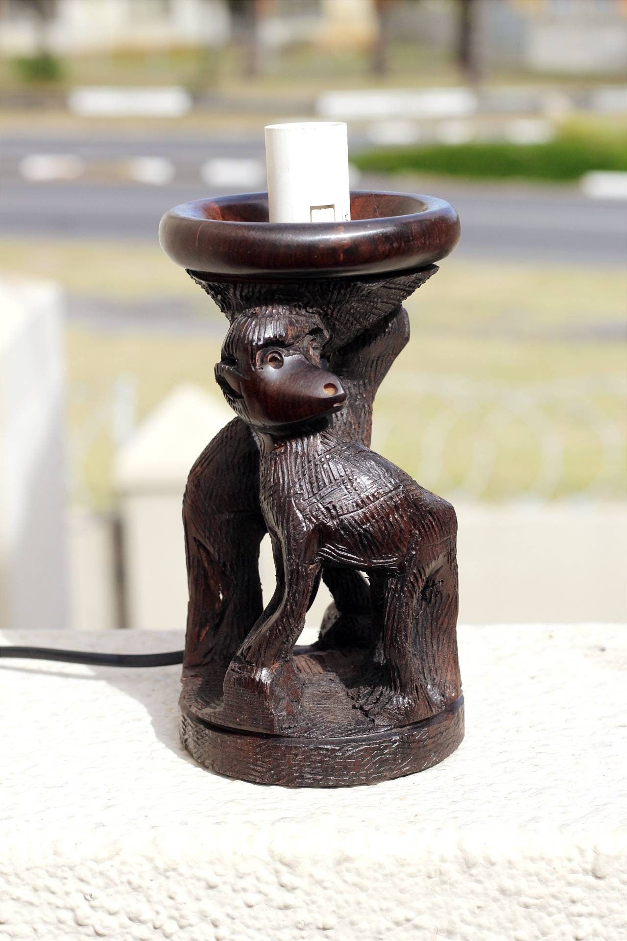 Affen-/Pavianfamilie, Ebenholz, Straußenei/Ornament, Lampenständer. Handgeschnitzte malawische Safari-Kunst. Afrikanische Beleuchtungsgeschenke, Schiffsexpress