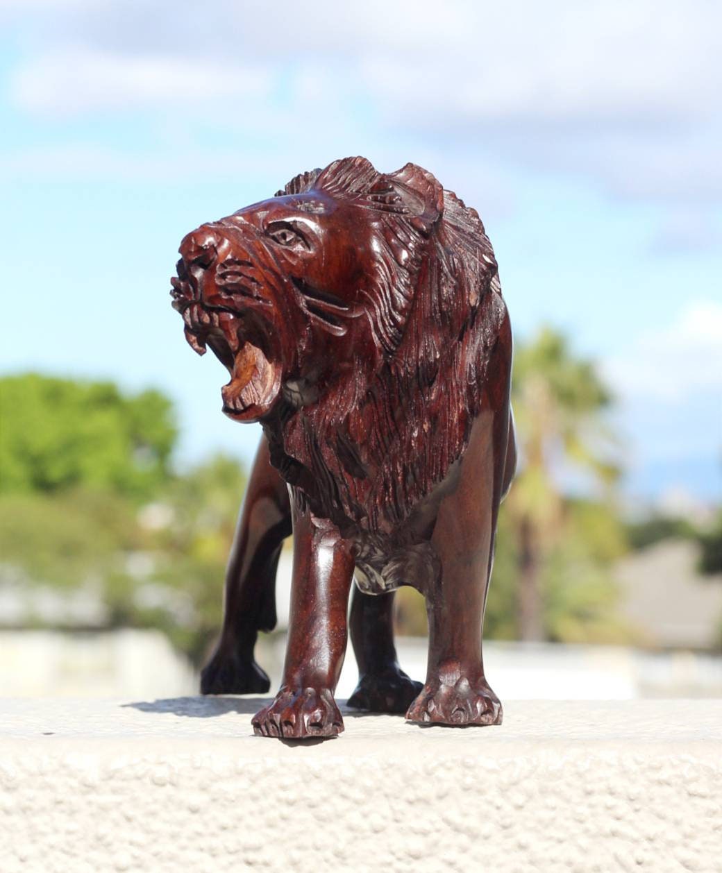 Chef-d'œuvre en bois de fer sculpté à la main du Roi Lion. Figurine d'animal réaliste en marche faite à la main au Zimbabwe. Cadeau de décoration détaillé pour la maison/le bureau