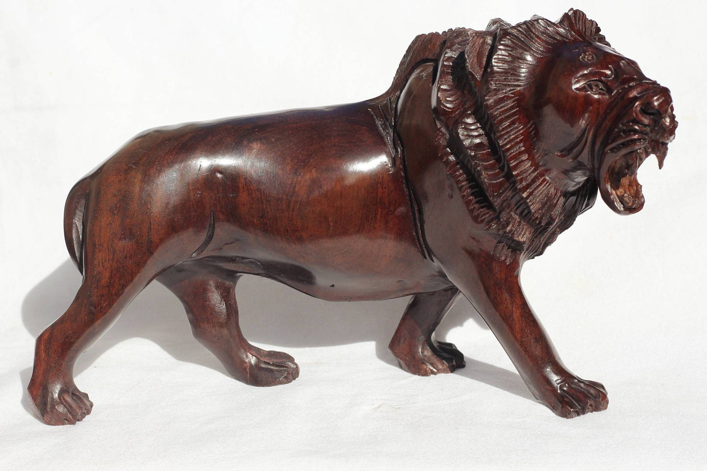 Chef-d'œuvre en bois de fer sculpté à la main du Roi Lion. Figurine d'animal réaliste en marche faite à la main au Zimbabwe. Cadeau de décoration détaillé pour la maison/le bureau